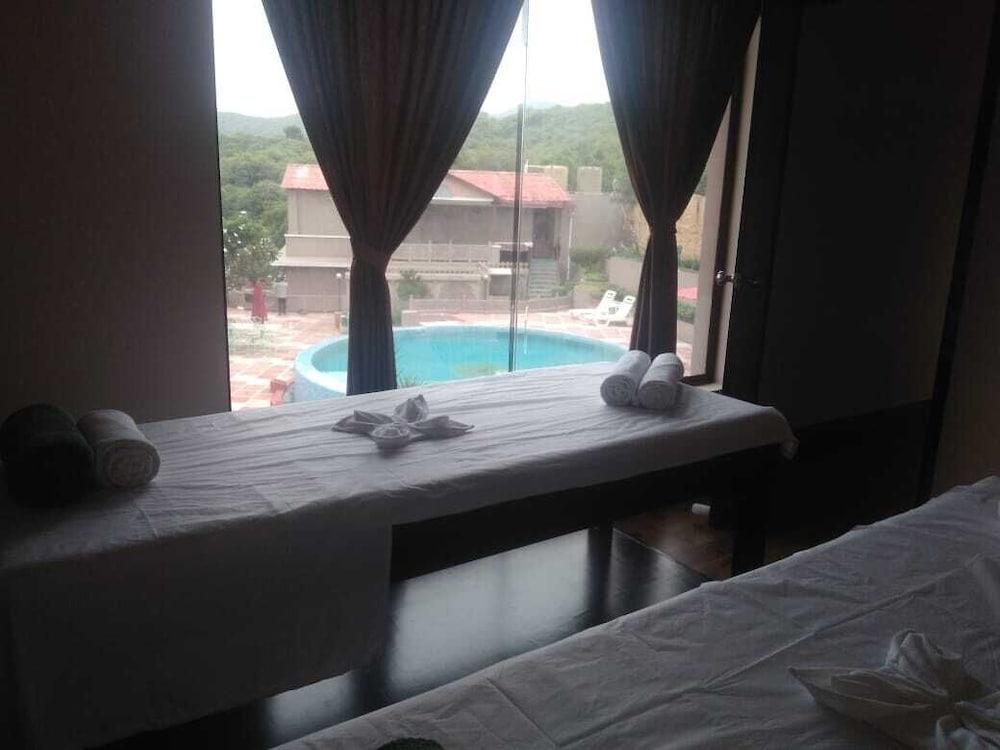 อราเลียยาส รีสอร์ต Hotel อุเดเปอร์ ภายนอก รูปภาพ