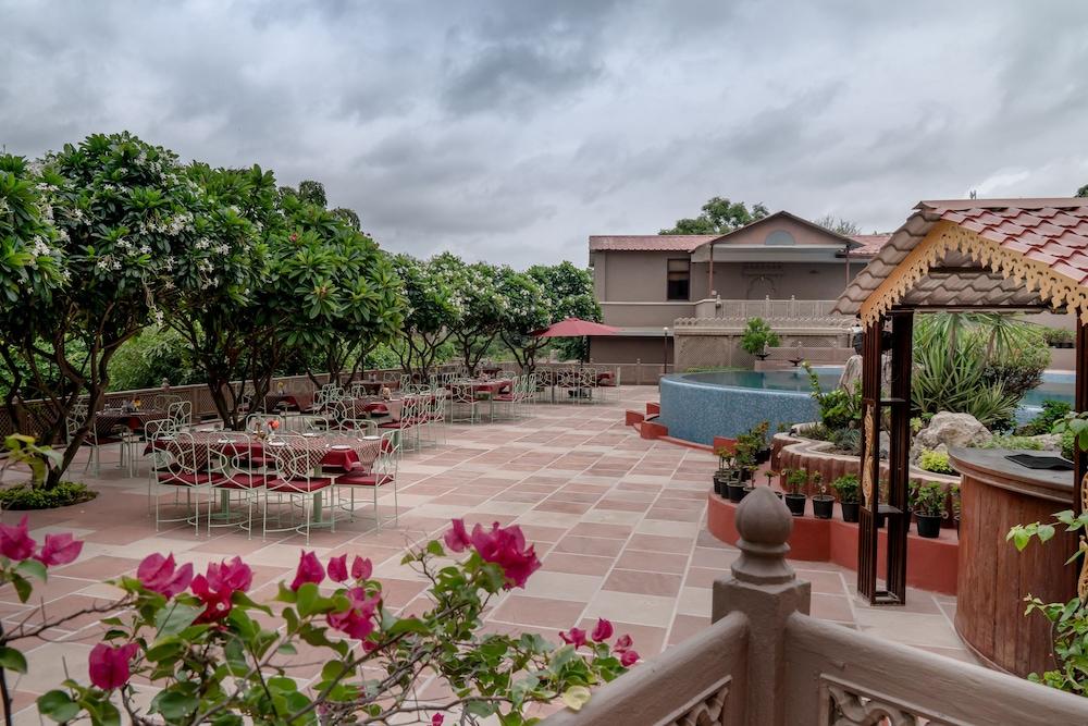 อราเลียยาส รีสอร์ต Hotel อุเดเปอร์ ภายนอก รูปภาพ