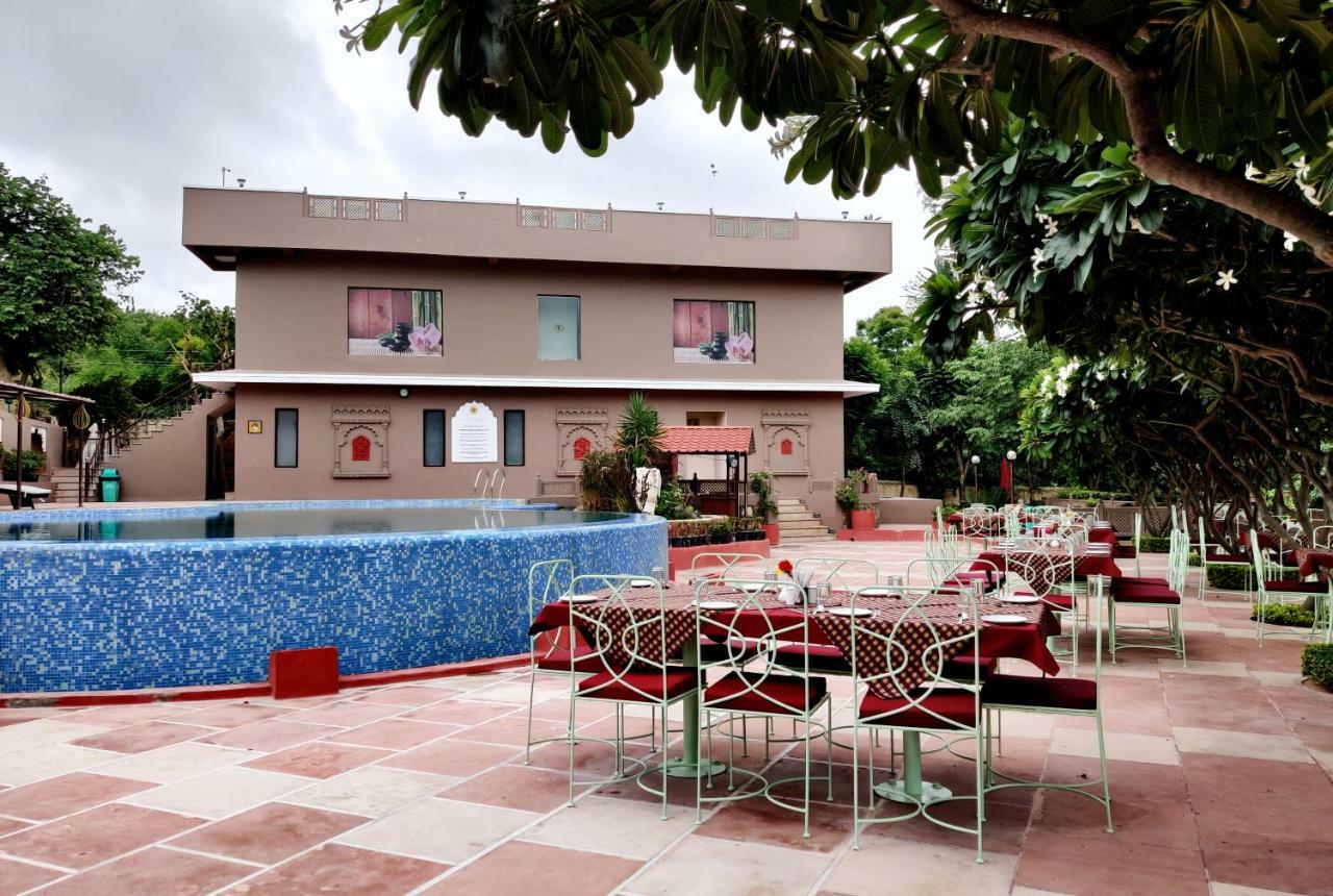 อราเลียยาส รีสอร์ต Hotel อุเดเปอร์ ภายนอก รูปภาพ